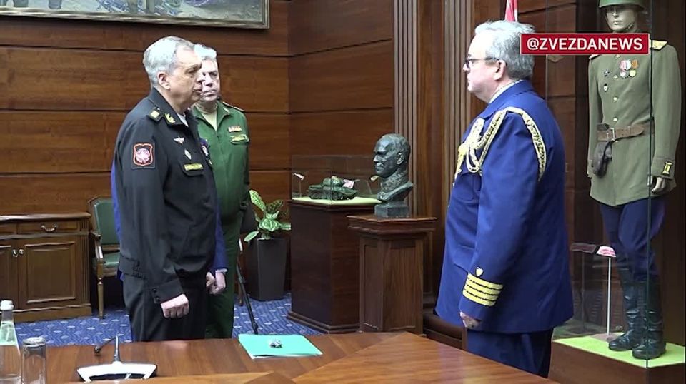 Минобороны России сообщает: представителю аппарата военного атташе при посольстве США были переданы материалы с расшифрованными данными сбитого при атаке на резиденции президента России дрона ВСУ