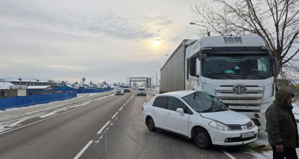 Фура и легковушка столкнулись на федеральной трассе в пригороде Улан-Удэ