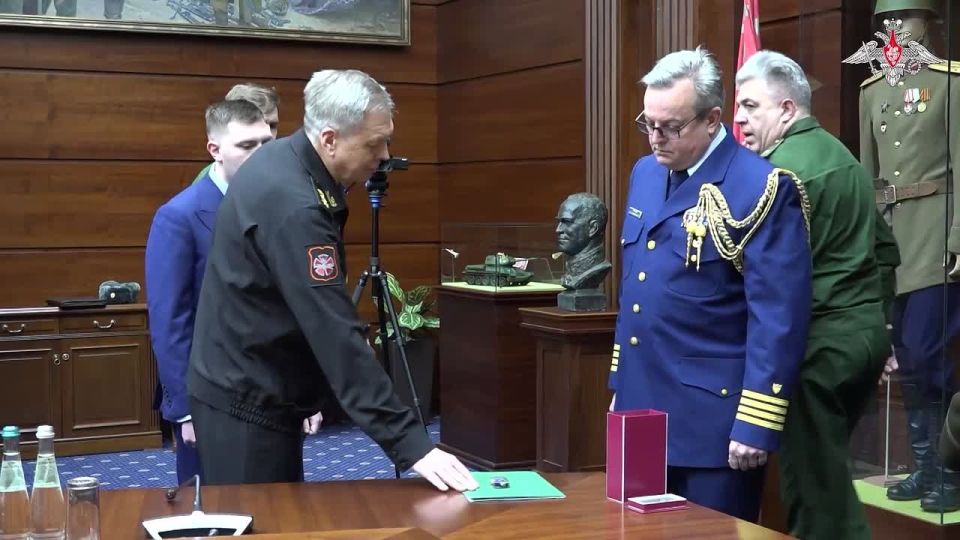 Начальник ГРУ (сейчас звучит по-новому, но до сих пор говорят так) официально передал улики, свидетельствующие о попытке удара по резиденции Путина, американскому атташе