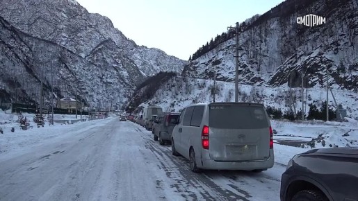 На границе России и Грузии машины стоят в многокилометровых пробках
