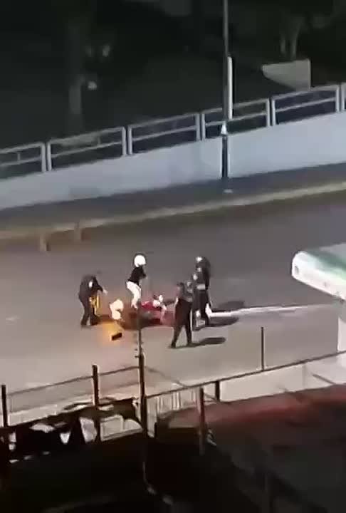 СМИ сообщают, что венесуэльские военные задерживают всех, кого замечают у критически важных объектов Каракаса