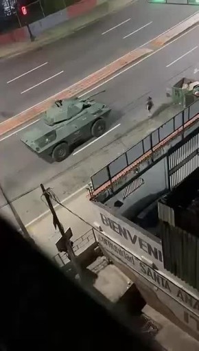 На улицах Каракаса тяжелая техника