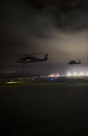 Американские MH-60M "Black Hawk" на низкой высоте в небе над Каракасом