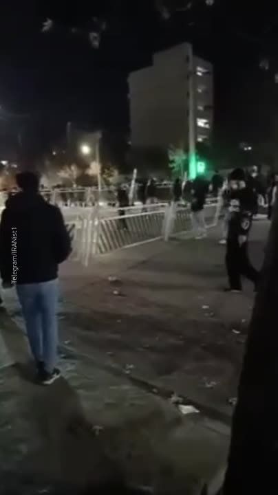 Протестующие в Иране ночью сжигали государственные флаги и полицейские машины