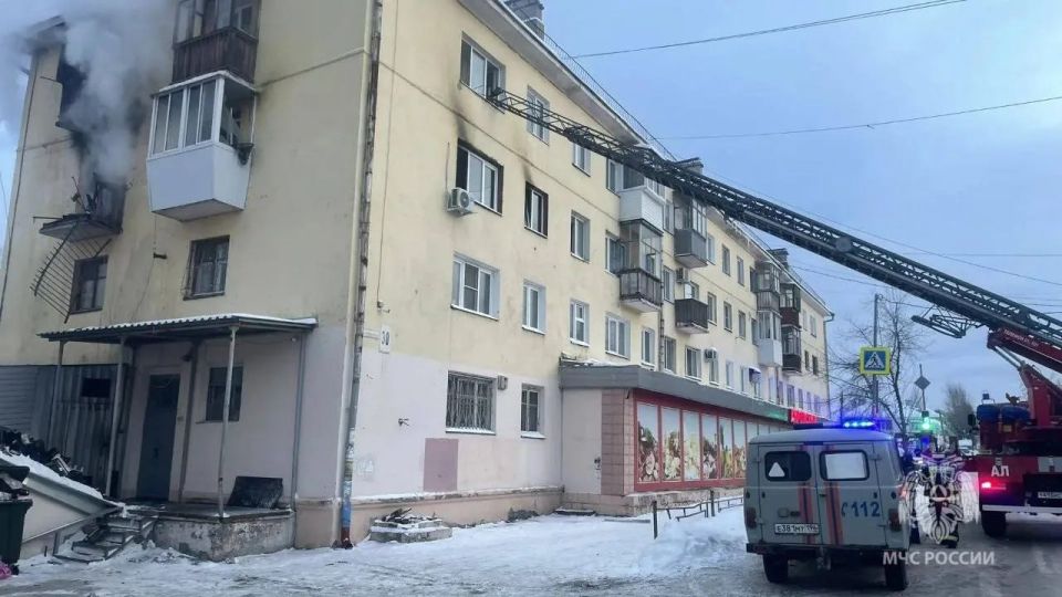 Взрыв газа произошел в жилом доме в Первоуральске Свердловской области, загорелись три квартиры, один человек пострадал, сообщает МЧС