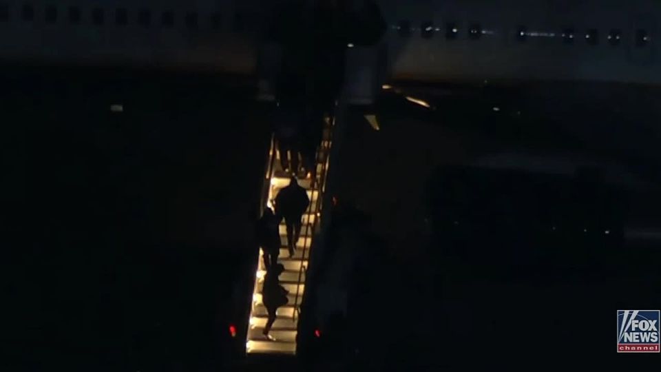 Кадры, на которых, предположительно, вывели Мадуро и его жену Флорес из самолета в аэропорту Нью-Йорка