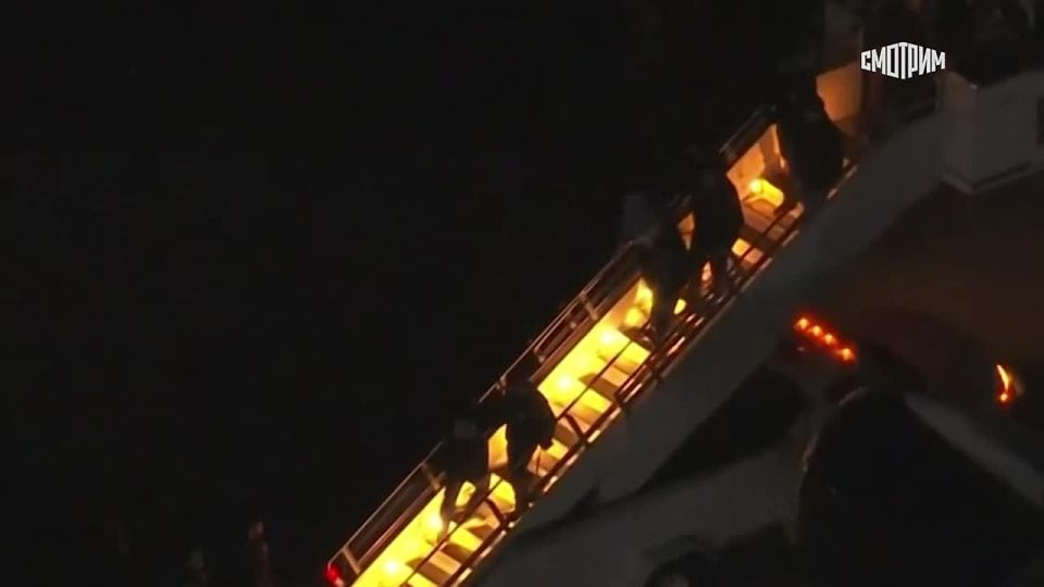 В сети появились кадры, на которых, предположительно, вывели Мадуро и его жену Флорес из самолета в аэропорту Нью-Йорка