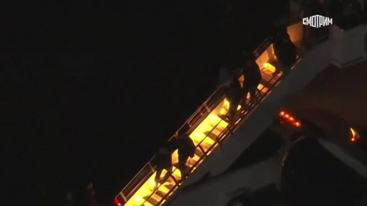 В сети появились кадры, на которых, предположительно, вывели Мадуро и его жену Флорес из самолета в аэропорту Нью-Йорка