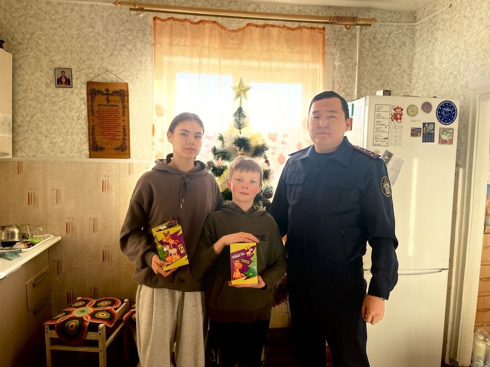 В Кижингинском районе сотрудники следственного отдела приняли участие в новогодней акции и подарили подарки детям