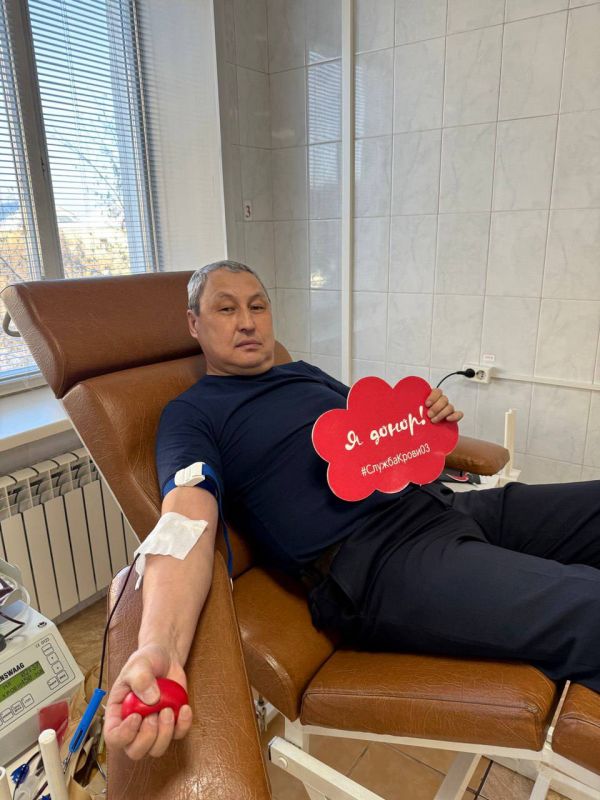 В новогодние праздники полицейские продолжают совершать добрые дела - они становятся донорами крови