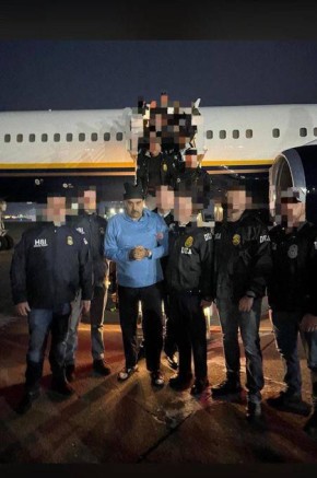 Первые кадры арестованного Мадуро в компании сотрудников управления по борьбе с наркотиками активно публикуют в Сети