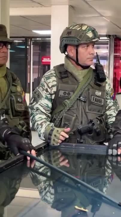 Красиво экипированный венесуэльский генералитет обсуждает на макете, как доблестно они будут отражать атаку США со стороны моря