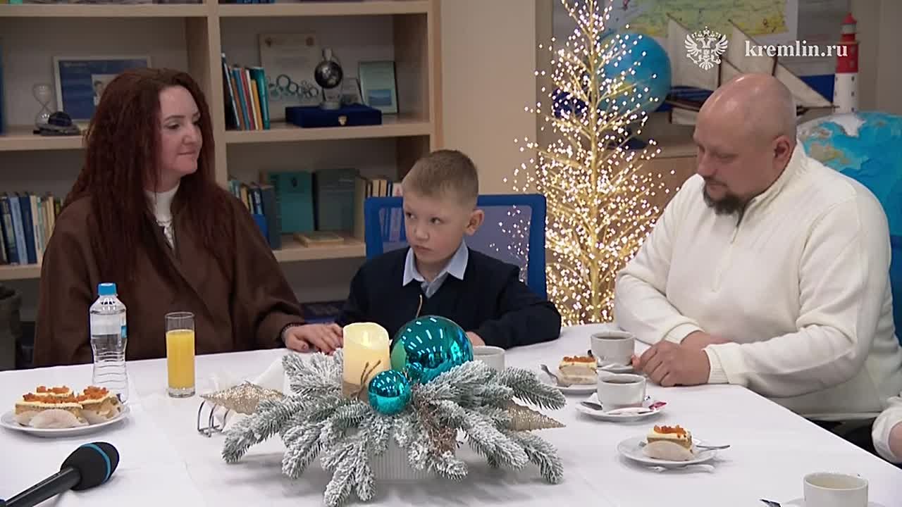 Владимир Путин созвонился с 7-летним Игорем Степаненко, чью мечту исполнил в рамках акции "Ёлка желаний"