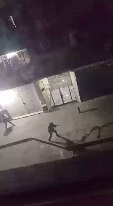 СМИ сообщают об эвакуации правительственных зданий на фоне стрельбы в Каракасе