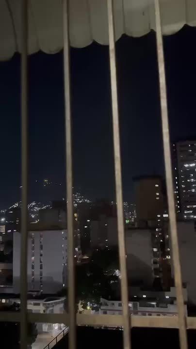 Стрельба слышна недалеко от президентского дворца Мирафлорес в центре Каракаса, сообщают очевидцы в соцсетях