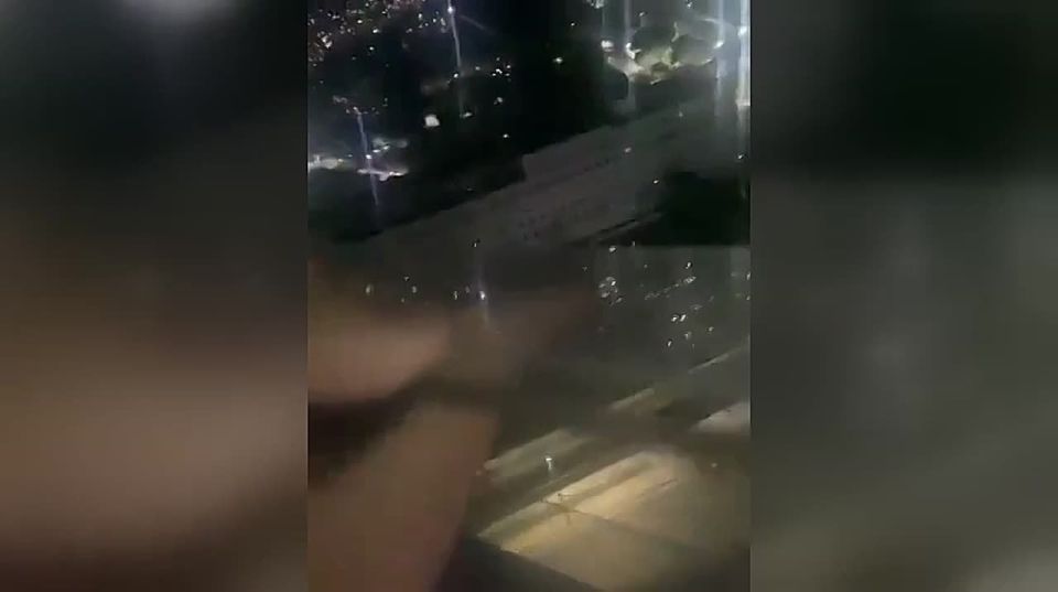 Звуки стрельбы слышны у президентского дворца в Каракасе, сообщает AFP