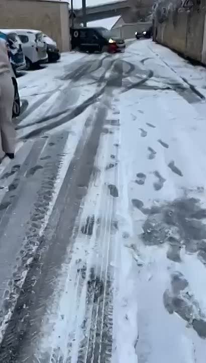 Небольшой снегопад парализовал Париж