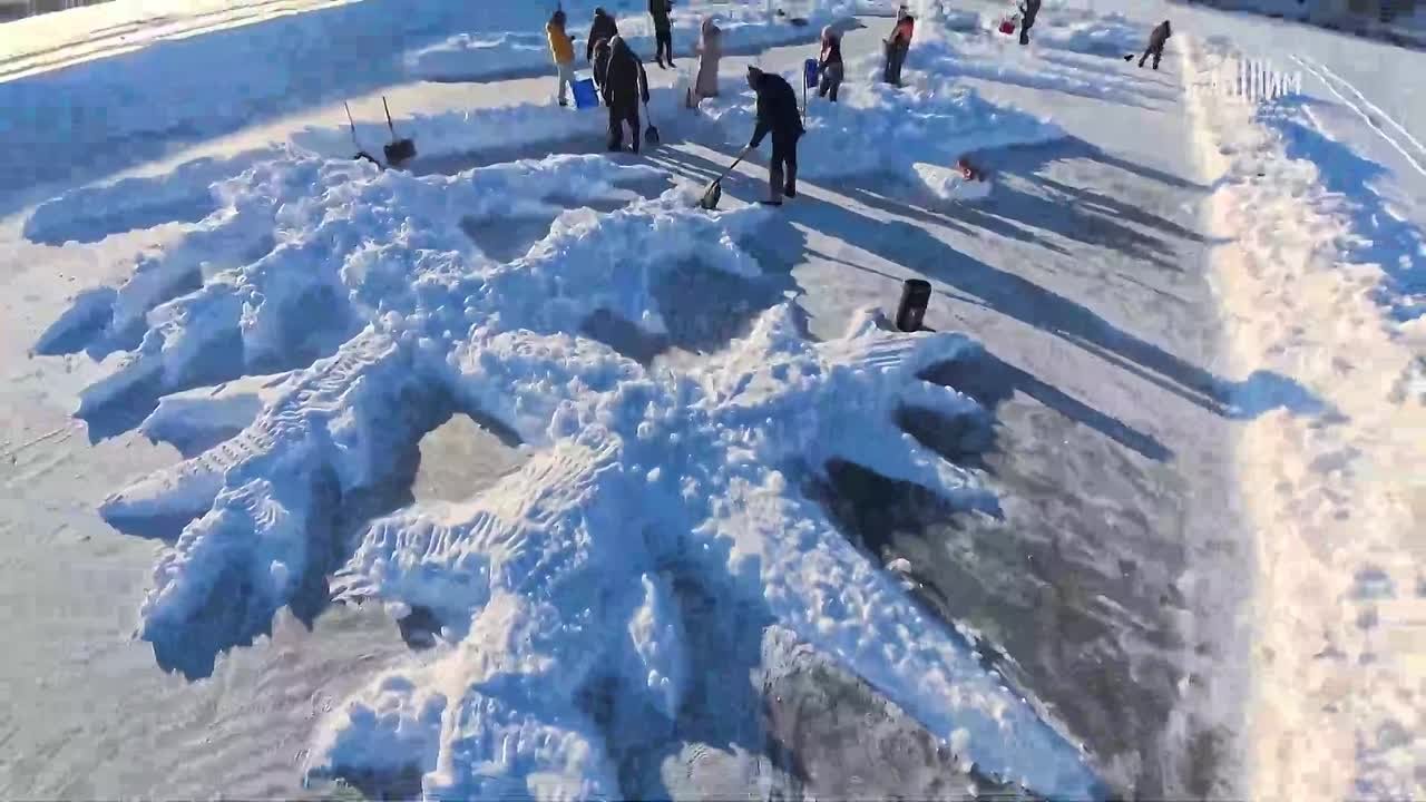 11111"Мы уже не можем это бросить, это наше дело": на льду Амурской области вновь расцветают гигантские снежные открытки