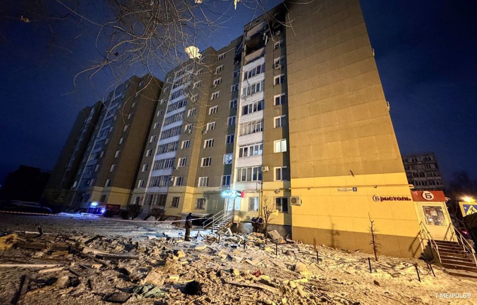 Кадры с места ЧП в Твери, где обломок беспилотника попал в окно квартиры, публикует правительство области