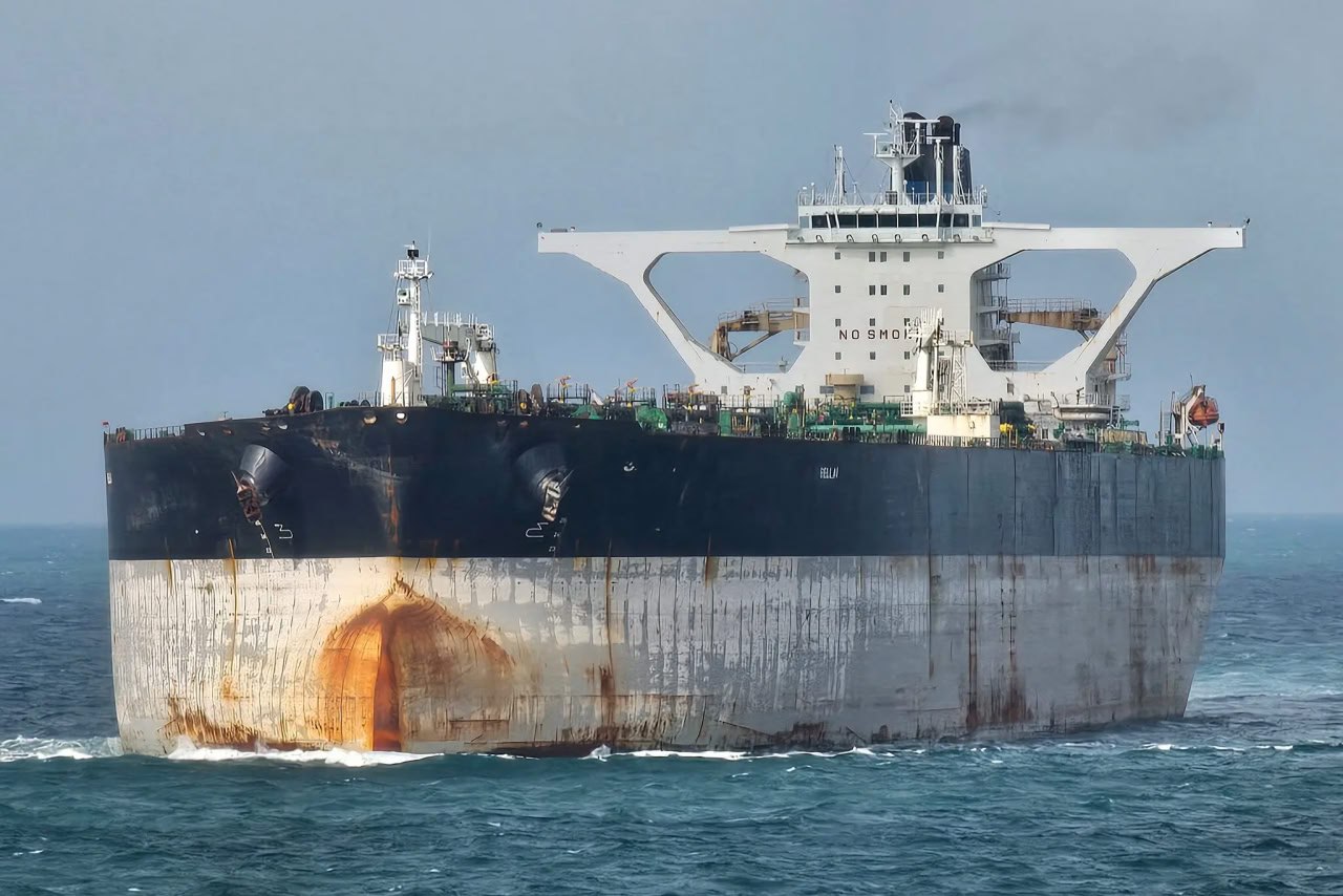 Аномальная ситуация: корабль США преследует российский танкер в Атлантике