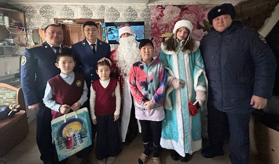 Работники органов прокуратуры республики поздравили детей с Новым годом и Рождеством