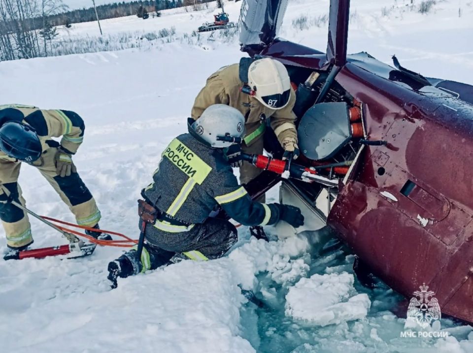 Два человека погибли в результате крушения частного вертолета в Пермском крае, сообщили в ГУ МЧС России по региону