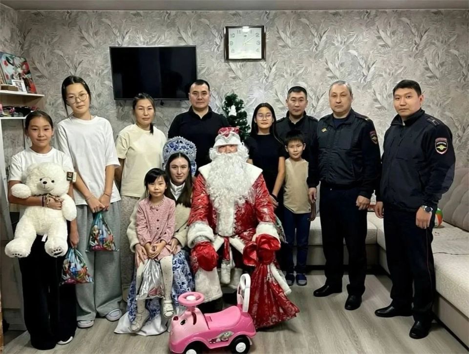 Полицейские отдельного батальона патрульнопостовой службы поздравили с Новым годом детей сотрудников, выполняющих служебный долг