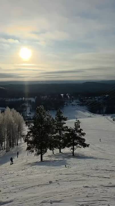Кадры крушения частного вертолета в Пермском крае публикует Уральская транспортная прокуратура