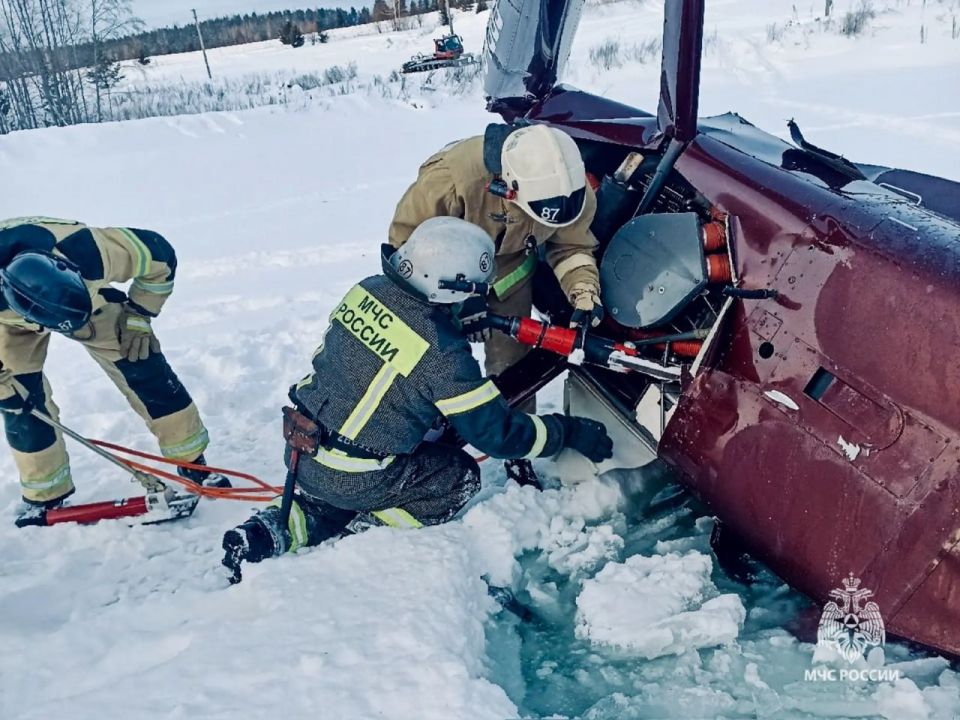 Два человека погибли в результате крушения вертолета в Пермском крае, сообщает МЧС