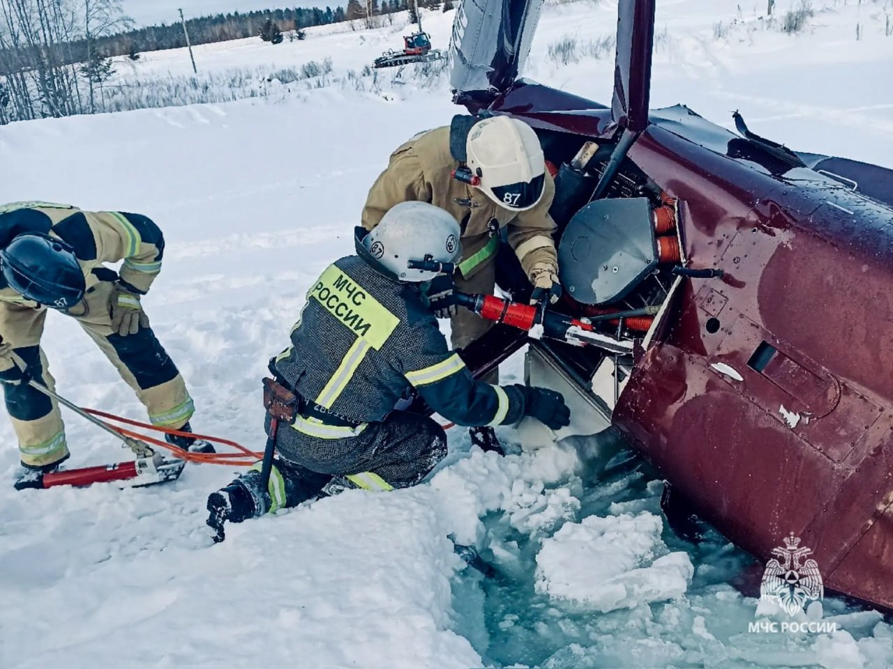 Два человека погибли в результате крушения вертолета в Пермском крае, сообщает МЧС