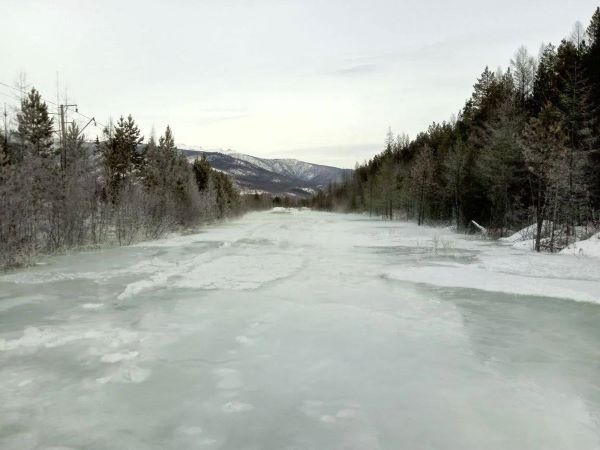 На севере Бурятии на дороге ограничили движение из-за наледных вод