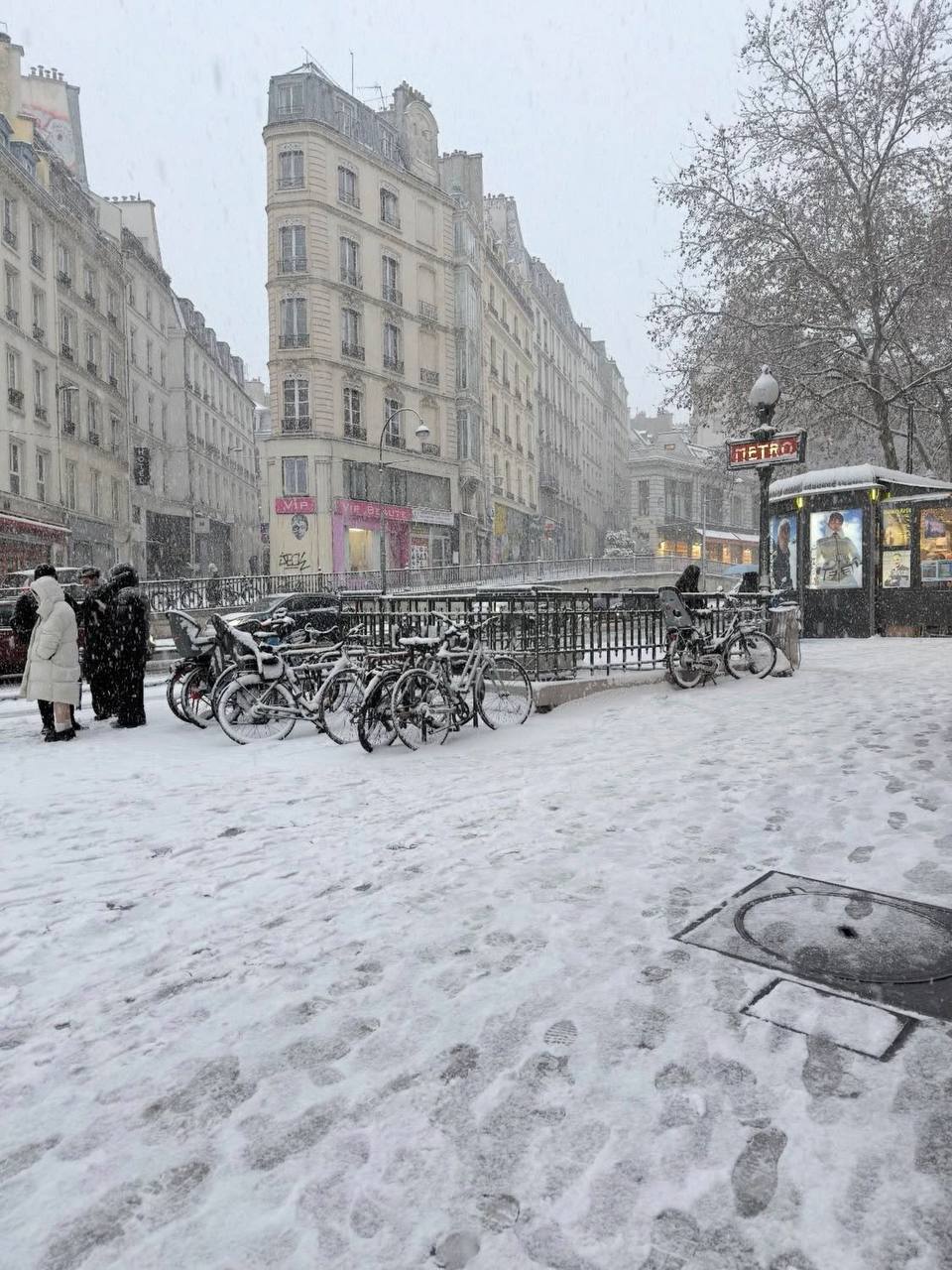 Сугробы а-ля Франсе: Париж «встал» Сугробы а-ля Франсе: Париж «встал»
