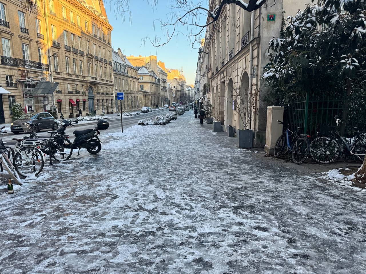 Сугробы а-ля Франсе: Париж «встал» Сугробы а-ля Франсе: Париж «встал»