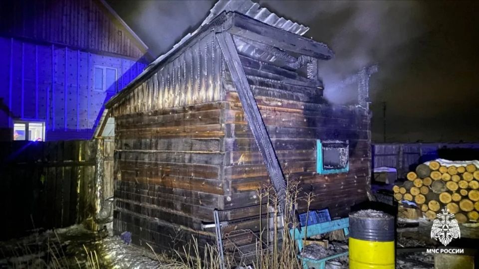 Тело мужчины нашли в загоревшейся бане в Бурятии