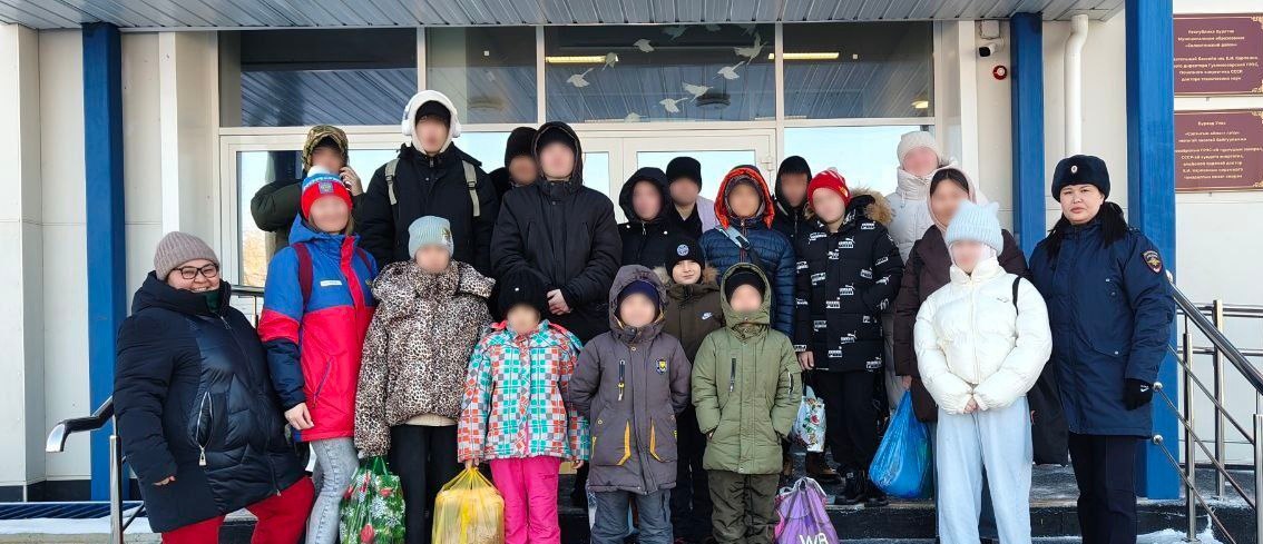 Полицейский Дед Мороз продолжает новогоднее шествие по Бурятии Полицейский Дед Мороз продолжает новогоднее шествие по Бурятии