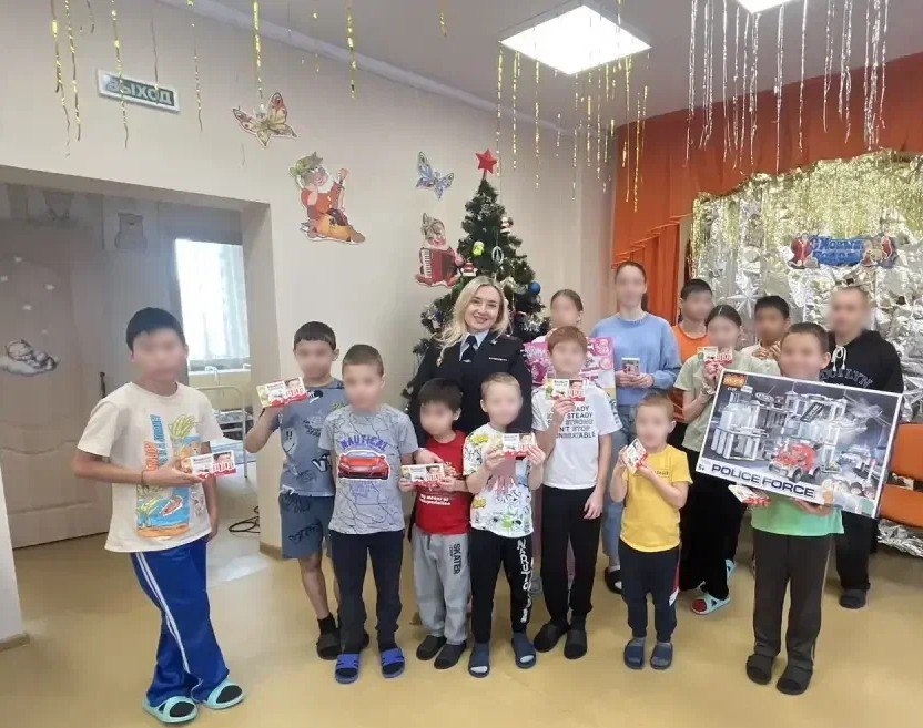 Полицейский Дед Мороз продолжает новогоднее шествие по Бурятии Полицейский Дед Мороз продолжает новогоднее шествие по Бурятии