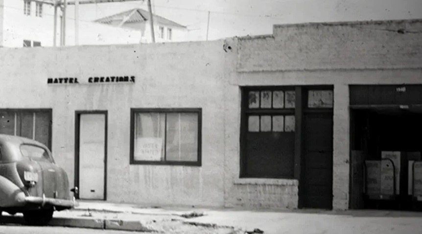 «Бизнес шел хорошо, так что уже в 1948 году Mattel переехала из гаража Хэндлеров в отдельный офис в Хоторне в округе Лос-Анджелес. В следующие десятилетия компания придумает «Барби», машинки Hot Wheels и многое другое, став...