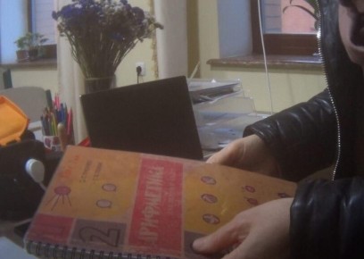 В Киеве обнаружена «подпольная школа» с советскими учебниками и российскими песнями