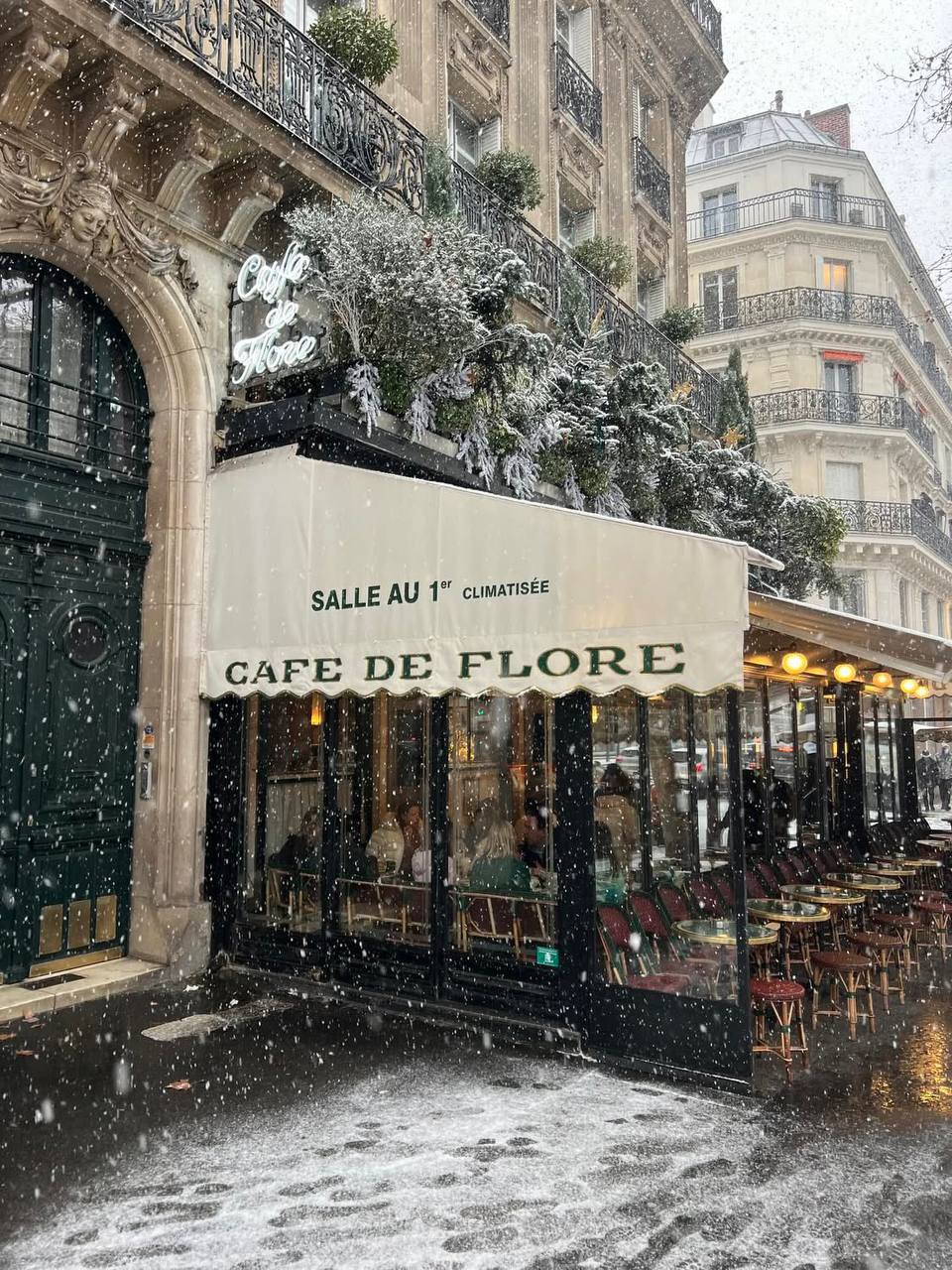 Сугробы а-ля Франсе: Париж «встал» Сугробы а-ля Франсе: Париж «встал»