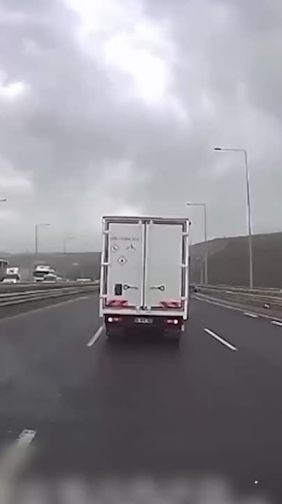 Штормовой ветер опрокидывает грузовики на трассе в Турции рядом со Стамбулом