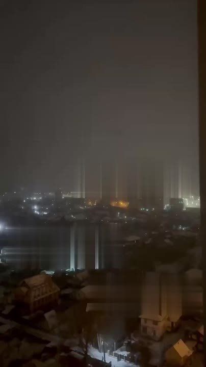 В Киеве — блэкаут.. Российские ракеты попали в ТЭЦ-4, ТЭЦ-5 и ТЭЦ-6 в столице незалежной, часть города обесточена. Также в ней нет отопления и водоснабжения. Поражение критической инфраструктуры и перебои со светом в Киеве...