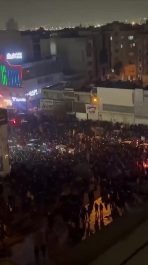 В соцсетях распространяются видео с протестующими в Тегеране и других иранских городах