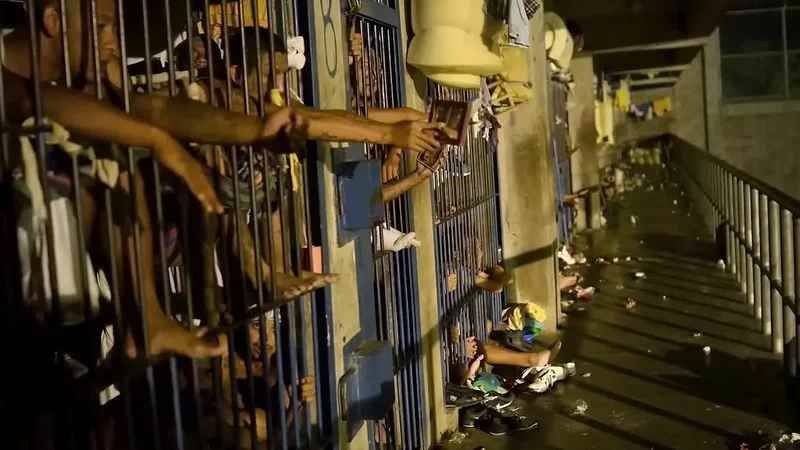 Каракас массово выпускает заключенных