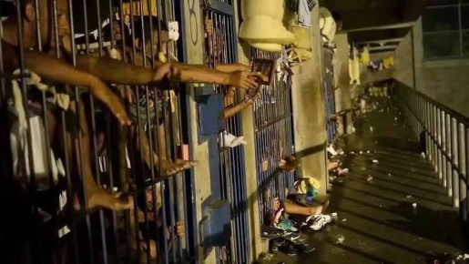 Каракас массово выпускает заключенных