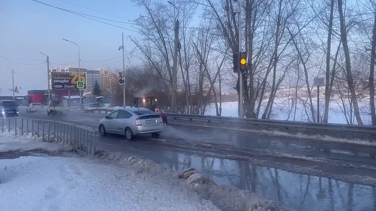 Комбинат по благоустройству убирает наледь и производит отсыпку на месте порыва трубопровода ЛВРЗ по ул. Трубачеева. Собственниками производится ликвидация порыва