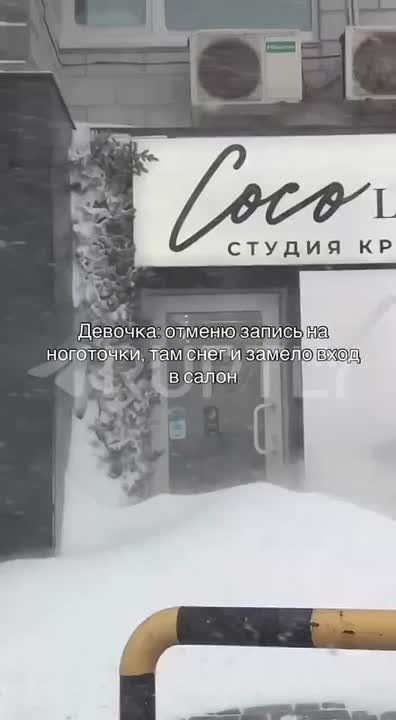 Ничего необычного – просто жительница Владивостока юрко пролезла в маникюрный салон через окно, потому что входную дверь занесло снегом
