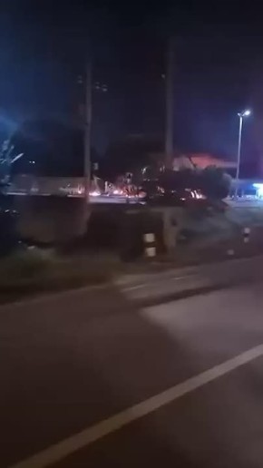 Неизвестные подорвали 11 АЗС компании PTT в провинциях Наратхиват, Паттани и Яла на юге Таиланда, передает телеканал One 31