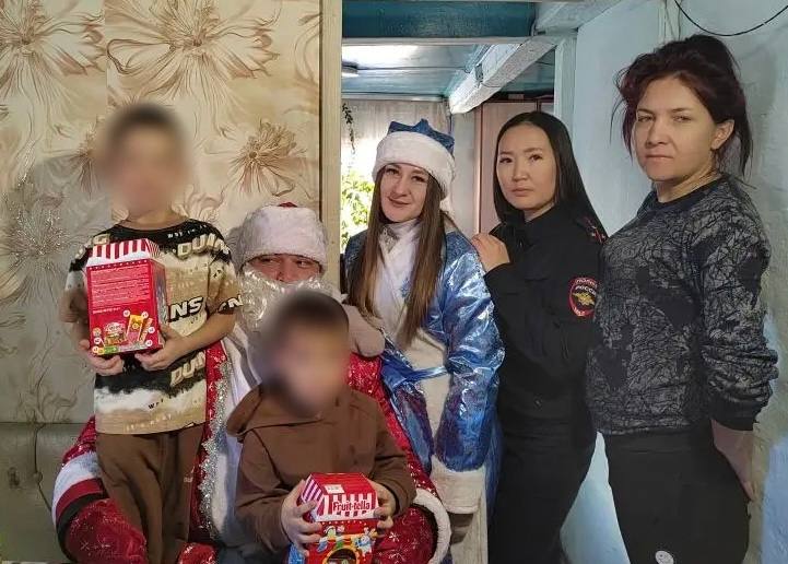 Сотрудники полиции Джидинского района поздравили семьи в рамках акции «Полицейский Дед Мороз»