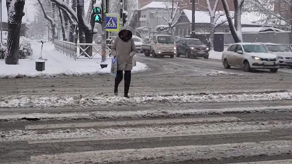 11111 Сильные снегопады вызвали семибалльные пробки в Краснодаре