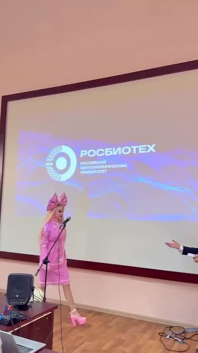 Ломоносов перевернулся в гробу: «Русской Барби» вручили медаль в честь 300-летия великого учёного